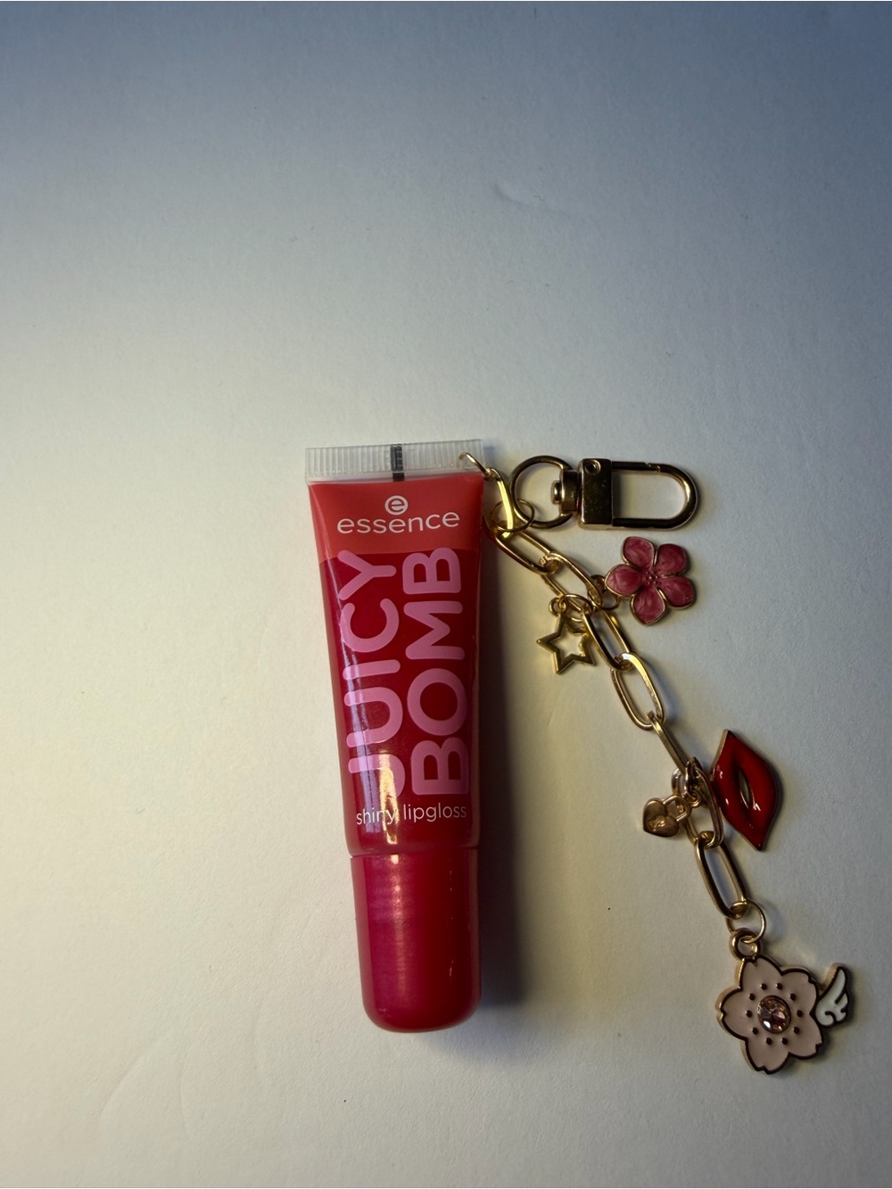 Essence Juicy Bomb Shiny Lipgloss with charm - Pink